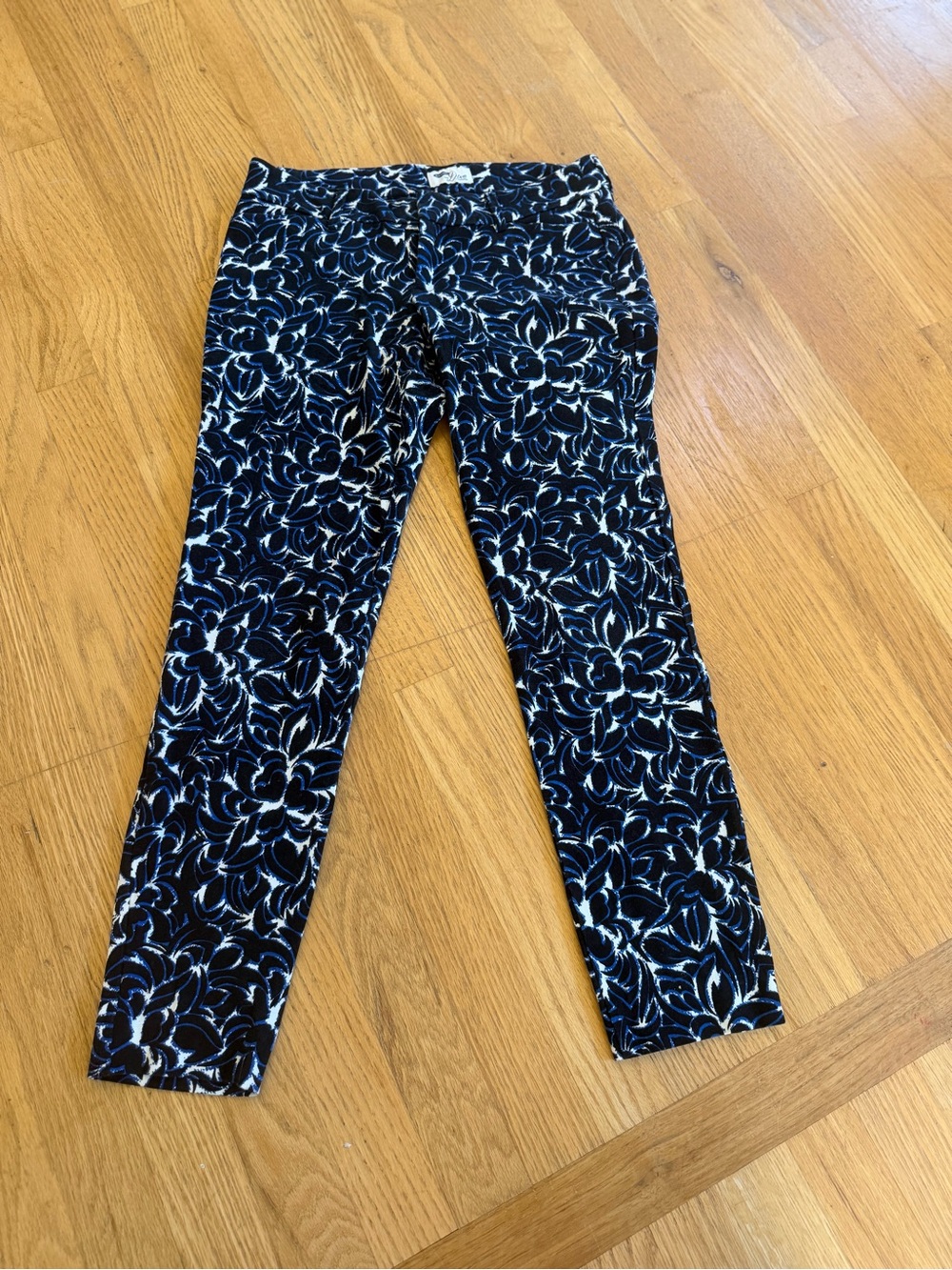 Ladies Size 2 "Old Navy" Navy and White Floral Skinny Pants Jeans GUC